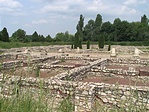 Főutca (decumanus maximus), előtérben a néhai üzletsor Főutca (decumanus maximus), előtérben a néhai üzletsor