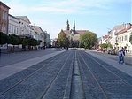 A hatalmas főtéren erre vezet az út A hatalmas főtéren erre vezet az út