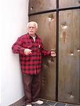A kápolna kapujánál A kápolna kapujánál