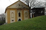 2. pont: Evangélikus templom és harangláb (balra a tábla)