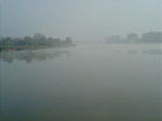 A Szelidi-tó ködbe burkolózva