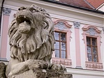 A kastélyt oroszlánok őrzik A kastélyt oroszlánok őrzik