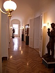 A kastély belülről és a kiállítás egy részlete