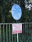 A bej�rat (�s a figyelmeztet� t�bla)    
