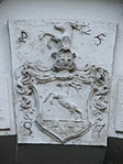 Az Esterházy címer a kapun 