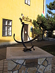 Rábaközi Múzeum, előtte a napórával