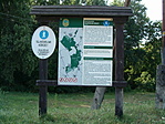 Információs tábla. E mellett lehet parkolni. Információs tábla. E mellett lehet parkolni.