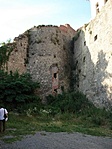láda a várfal előtt középtől balra