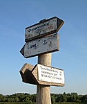 A gáton lévő útirányjelző tábla ... A gáton lévő útirányjelző tábla ...
