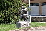 Hárfázónő-szobor