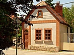 M�zeskal�cs h�zik� Pilisborosjen�n. Ez l�tszik a buszv�g�llom�sr�l.
