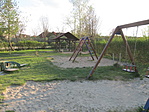 Játszó a parkolónál Játszó a parkolónál