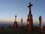 A kálváriatető a lenyugvó nap fényeiben A kálváriatető a lenyugvó nap fényeiben