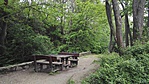 Kiépített pihenő a patak partján Kiépített pihenő a patak partján