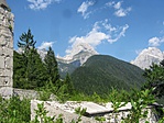 A csúcs a Predil-hágó erődjétől A csúcs a Predil-hágó erődjétől