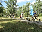 A Magyar Kerékpárosklub tagjai érkeznek felújítani az elhagyagolt KRESZ-pályát (2011) (fotó: Magyar Kerékpárosklub)