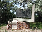 A síremlék az első pont közelében