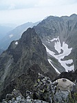 A Kis-Viszoka csúcsán (4. pont) Középen a Felkai-csúcs, jobbra a Közép-hegység