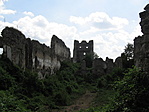 A középső vár és hátul az öregtorony romja