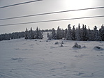 Téli tájkép magasfeszülségű távvezetékkel