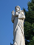 Jézus szobor a Szentlélek templom előtt