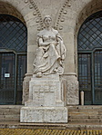 Az egyik szobor