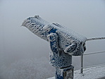 Zuzmara páncélban a János-hegyi kilátó látcsöve, 2011 november végén