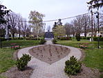 A park az emlékmű előtt
