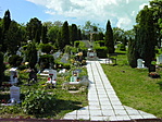A közeli temetőben