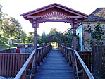Híd a falu közepén
