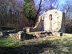 Újlaki templomrom tavasszal Forrás: GCUJTE ládaoldal Újlaki templomrom tavasszal Forrás: GCUJTE ládaoldal