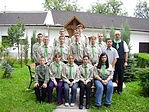 Csoportkép 2005. aug. 28-án a plébánia udvaron. Csoportkép 2005. aug. 28-án a plébánia udvaron.