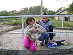 Kinga a Bundás kutyust is ládázni viszi. Kinga a Bundás kutyust is ládázni viszi.