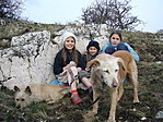 Nusika, Zsozsó, Eszter, valamint Gombi és Zsemi (2008. március) Nusika, Zsozsó, Eszter, valamint Gombi és Zsemi (2008. március)