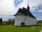 GCCSST Csengersima kis középkori temploma mögött Robi, Zsuzsi és Roy