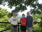 Roy, Ros és Ian miután kiraktuk a GCMLUK ládát Roy, Ros és Ian miután kiraktuk a GCMLUK ládát