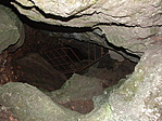 A barlang bejárata ráccsal lezárva