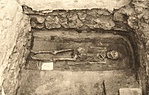 Az ásatáskor feltárt középkori sírok egyike