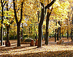 A templom-park őszi pompájában