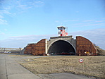 Irányító torony az "atombiztos" hangárral
