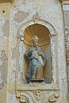 Szent Márton szobra a homlokzaton