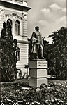 Móricz szobor a városháza előtt régen