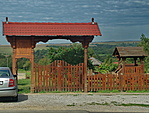 A faluház kapuja, ahova bárki bemehet