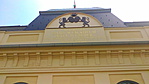 Almásy-kastély címere zászlóval