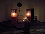 Vecsernye előtt a monostor kápolnájában