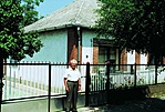 Háza előtt, amelyben 1956 óta élt.
