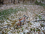 Pihen a kerékpár a havas avarban