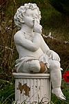 Az Orrtúró gyermek szobra
