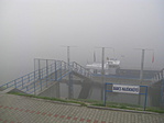 Hajókikötő ködben