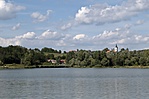 A tó túloldalán Szálka
